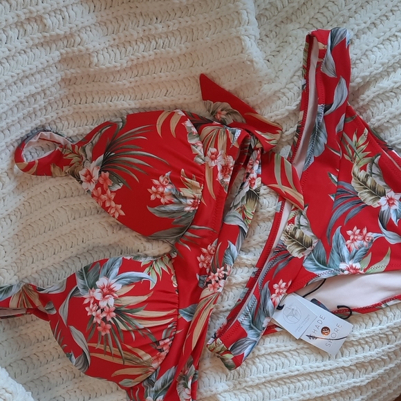 Shade and Shore 34C M Red White Green Plant Flower - Picture 2 of 9